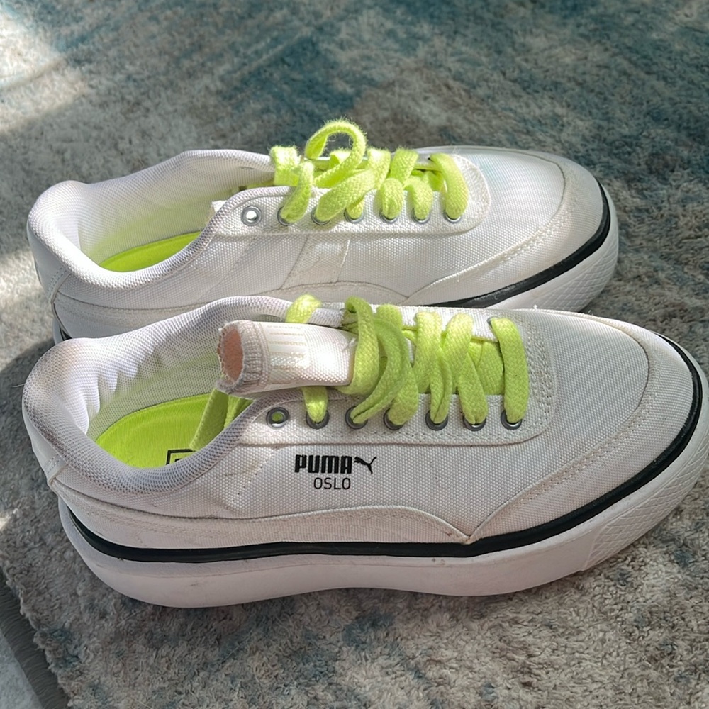 PUMA For women size 6
Lime green laces 
Black & white 
Platform